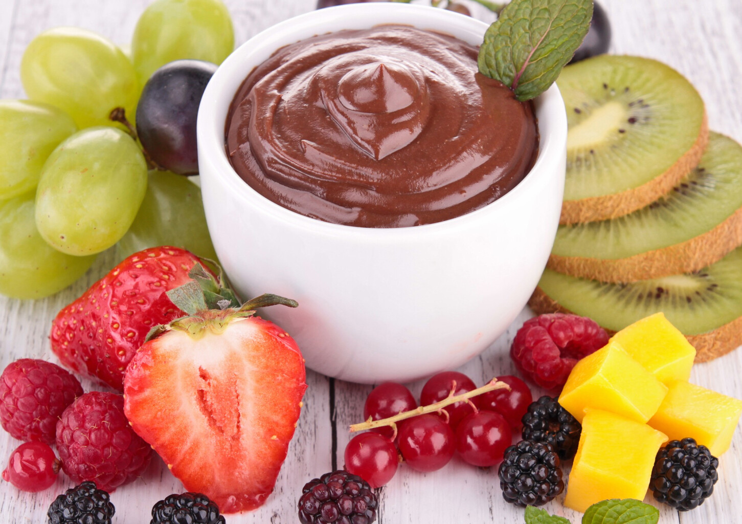 Gėrimų fontanas ir karštas šokoladas su vaisiais