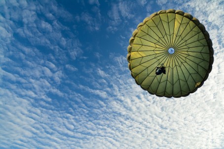 Šuolis kupolo tipo parašiutu