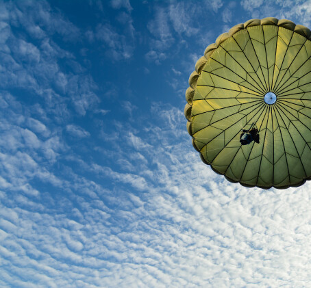Šuolis kupolo tipo parašiutu
