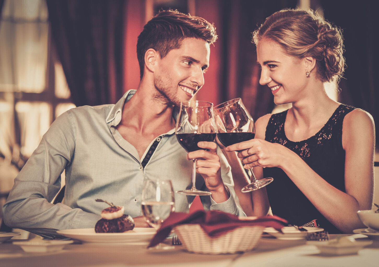 Vakarienė Londono pub'o stiliaus restorane „Markus ir Ko“