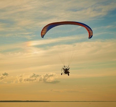 Skrydis motorizuotu parasparniu virš Vilniaus apylinkių