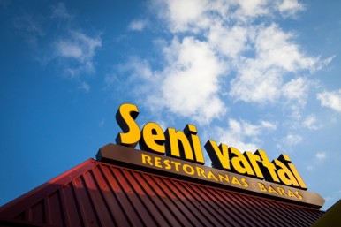 Vakarienė restorane „Seni vartai“