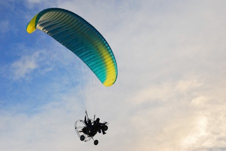 Skrydis motorizuotu parasparniu virš Vilniaus apylinkių su filmavimu