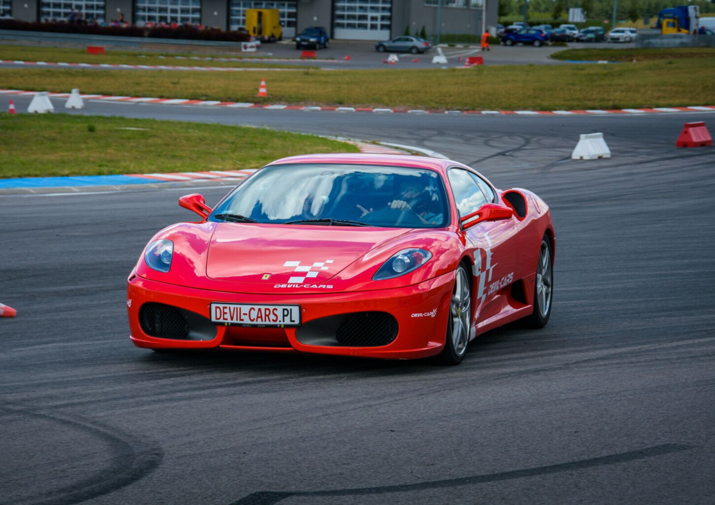 „Ferrari“ prieš „Ariel Atom“