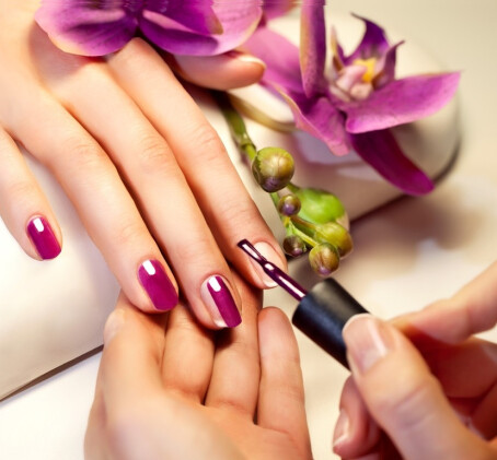 Manikiūras su ilgalaikiu lakavimu „KLIP“ salone