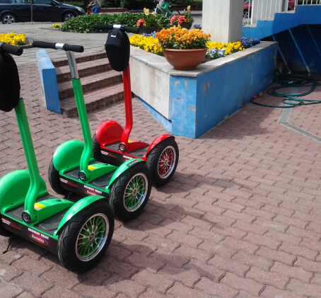 Pasivažinėjimas elektriniais riedžiais Pasakų parke dviem