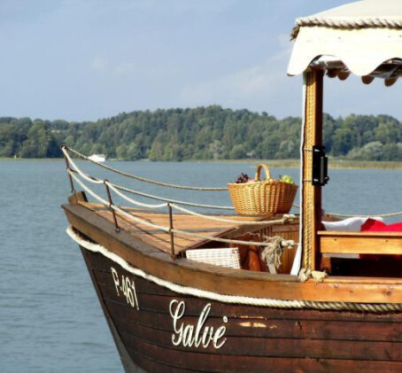 Apžvalginė kelionė laivu „Nepažinti Trakai“ šeimai (3 asm.)