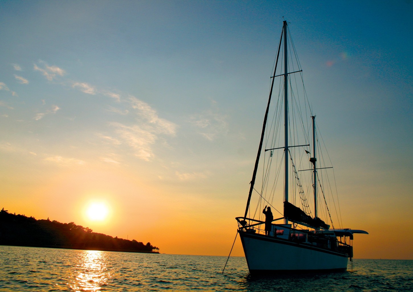 Saulėlydžio sutikimas po jachtos burėmis Kauno mariose