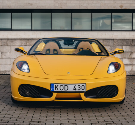 VIP Ferrari F430 vairavimas miesto gatvėse