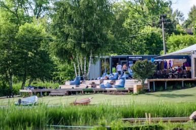 Plaukimas vandenlenčių parke „Wake Way“ dviem