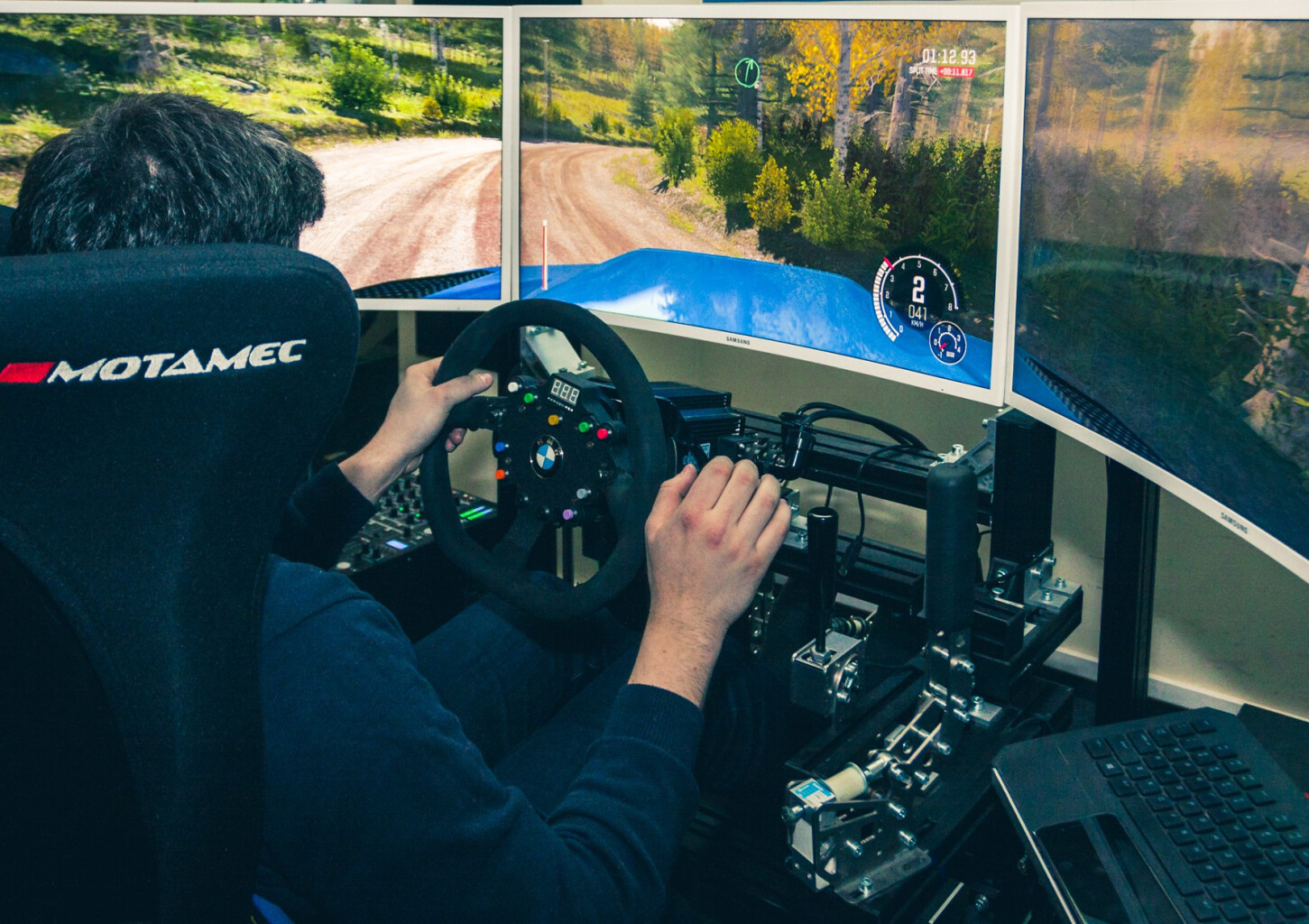 Treniruotė lenktynių simuliatoriuje