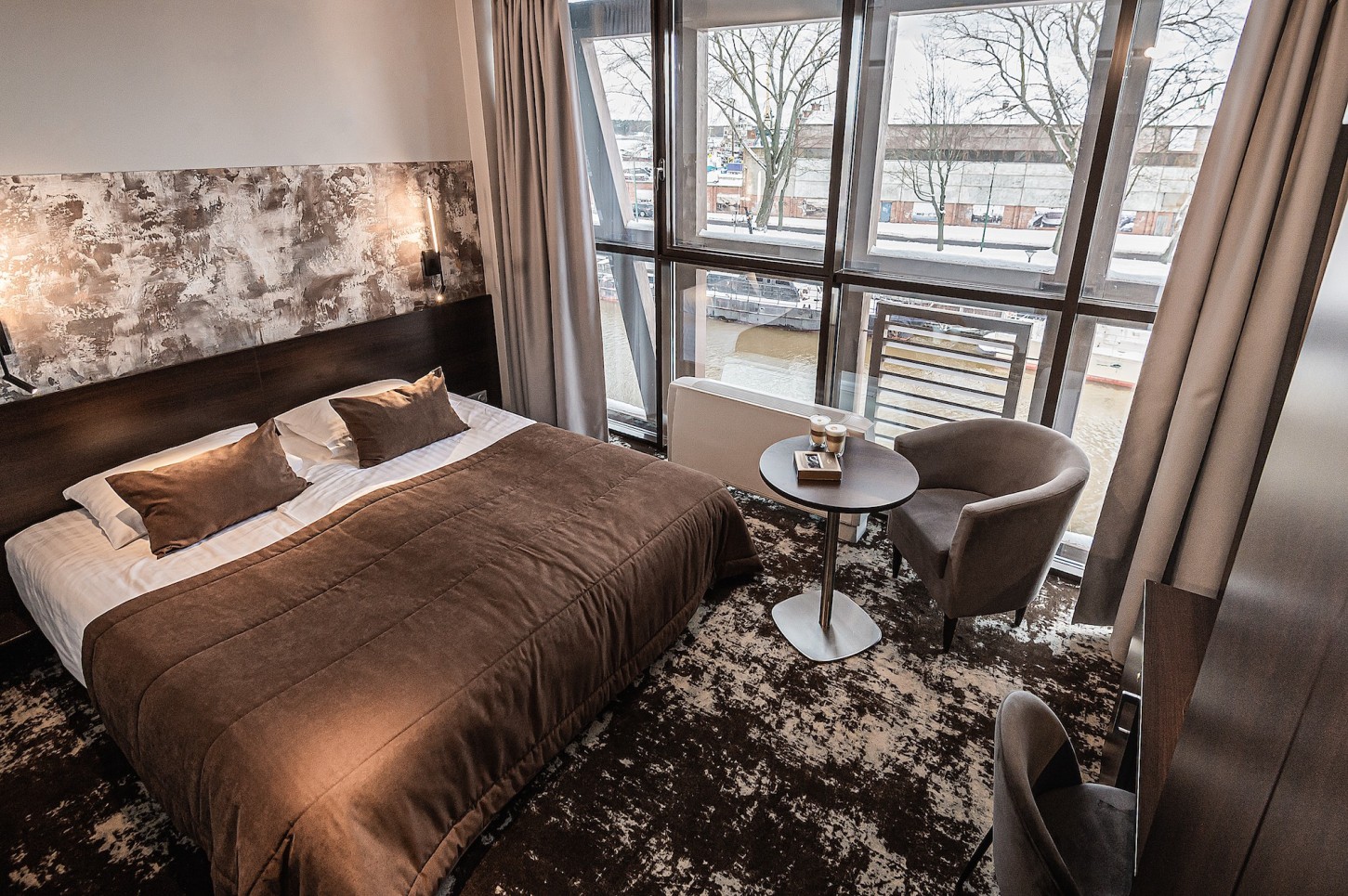 Nakvynė uostamiesčio simbolyje „Old Mill Hotel“ dviem