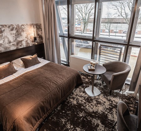 Nakvynė uostamiesčio simbolyje „Old Mill Hotel“ DVIEM
