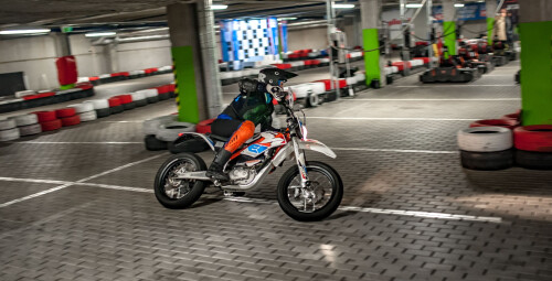 Pasivažinėjimas elektriniu KTM motociklu trasoje #10