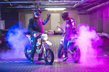 Pasivažinėjimas elektriniu KTM motociklu trasoje dviem