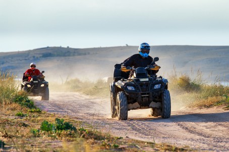 Ekstremalus pasivažinėjimas keturračiais kompanijai Rygoje