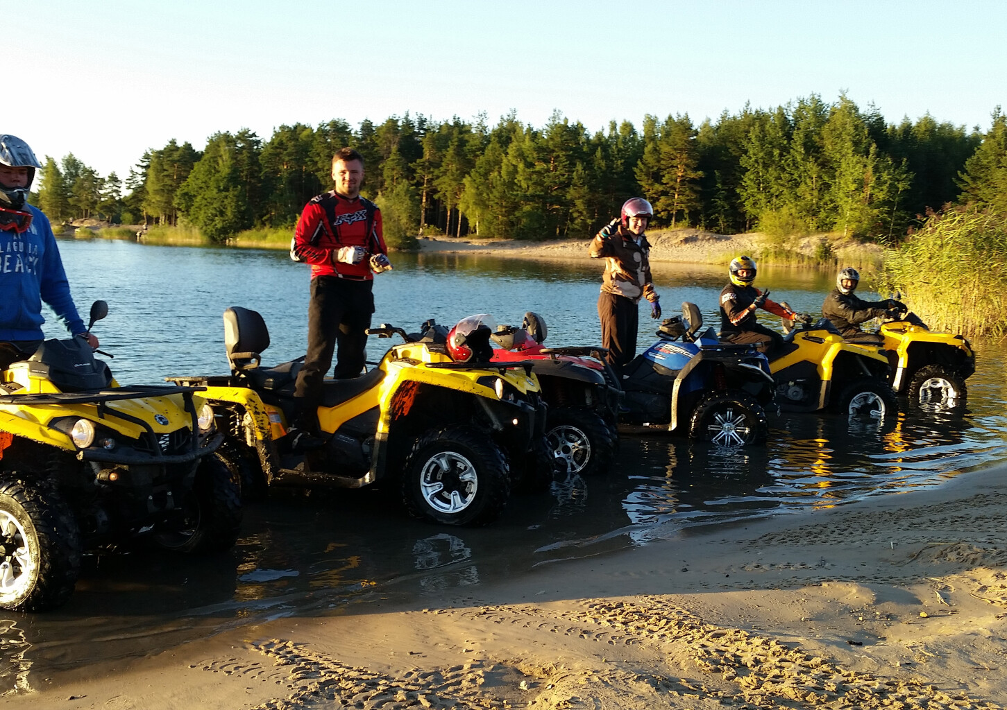 Ekstremalus pasivažinėjimas keturračiais kompanijai Rygoje