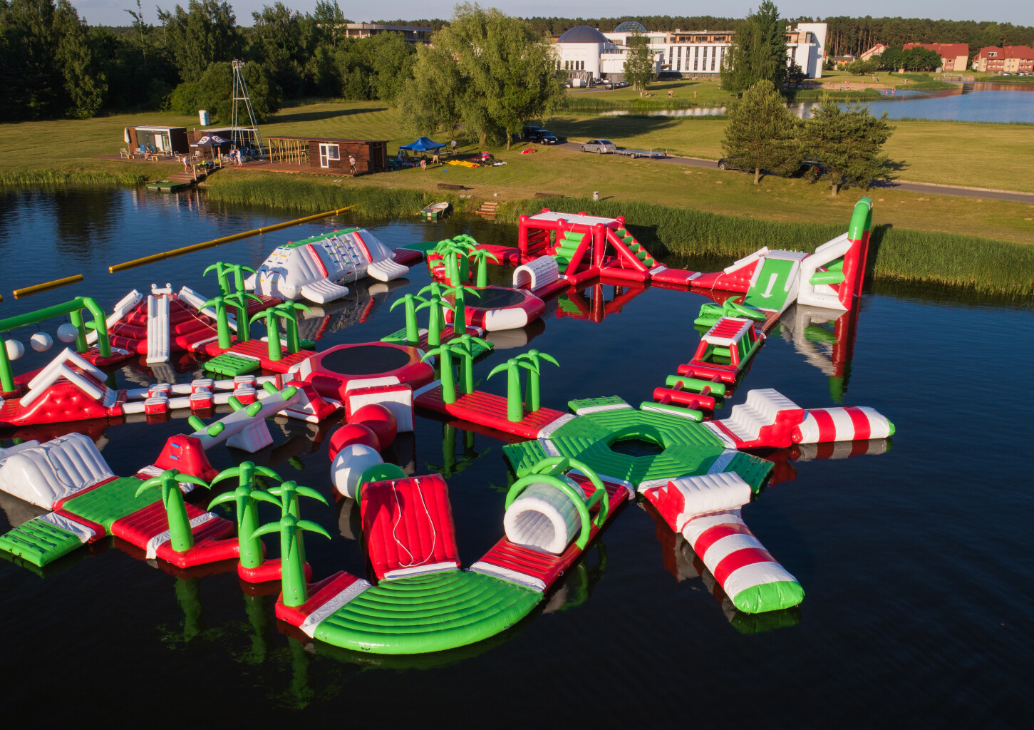 Pramogos vandens batutų parke „Jump Out“ dviem