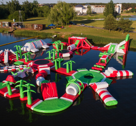 Pramogos vandens batutų parke „Jump Out“ dviem