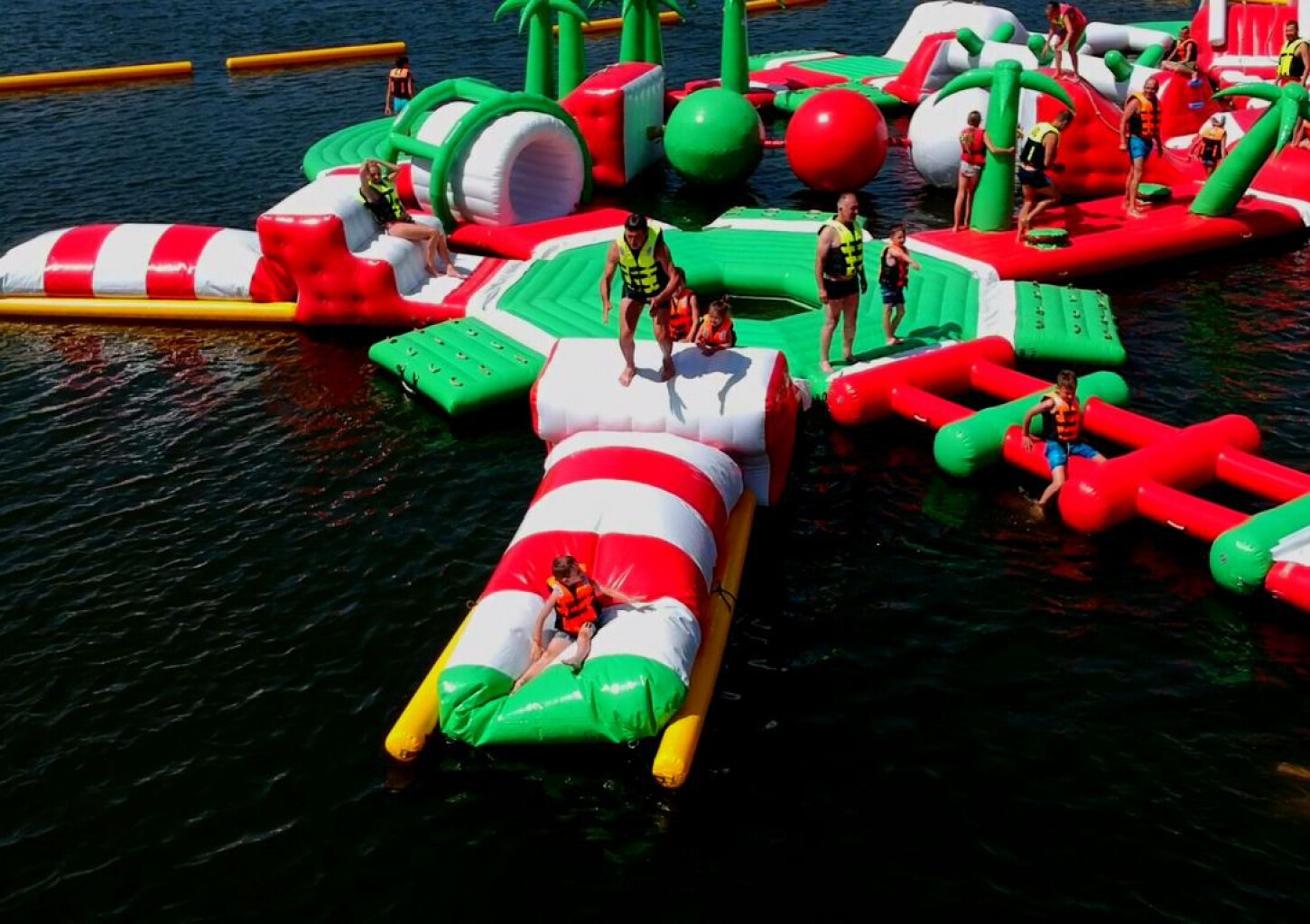 Pramogos vandens batutų parke „Jump Out“ šeimai