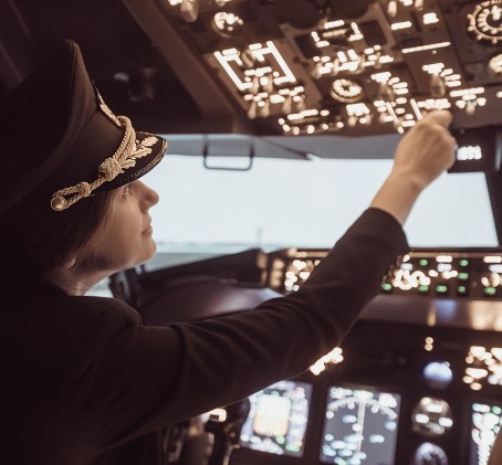 Realaus skrydžio simuliatoriaus „Tyrinėtojo“ išbandymas su „Boeing 737 CL“