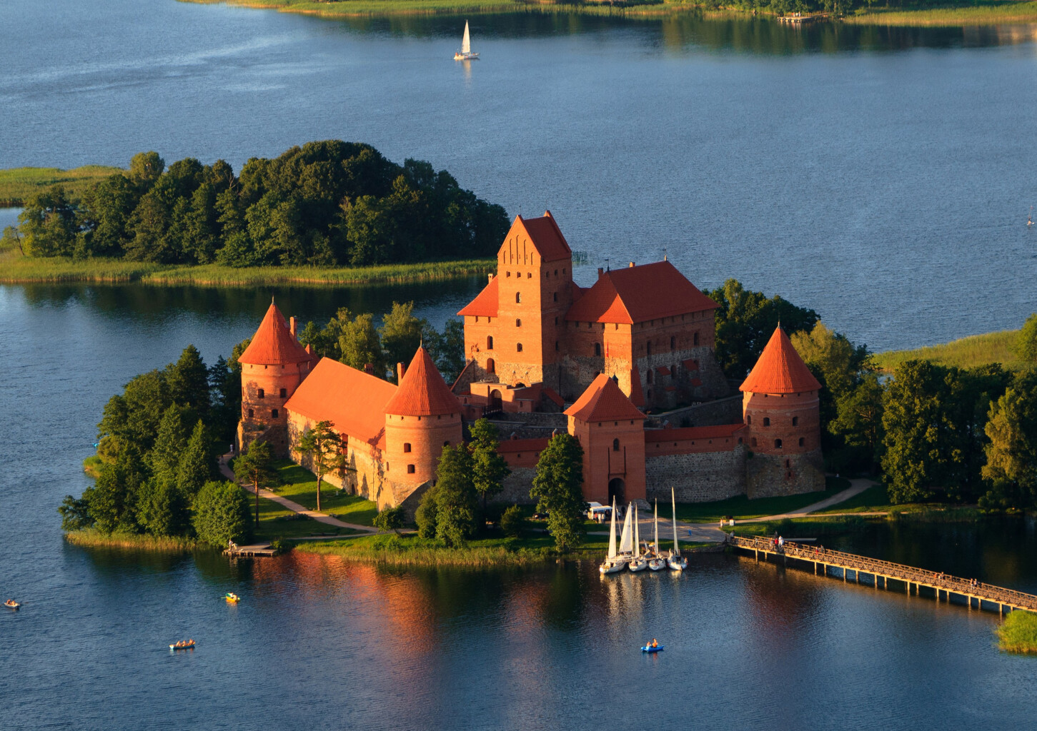 Plaukimas laivu ir kibinų degustacija dviem Trakuose