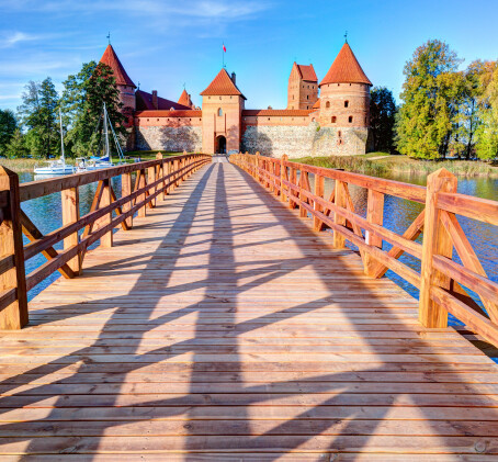 Plaukimas laivu ir kibinų degustacija Trakuose