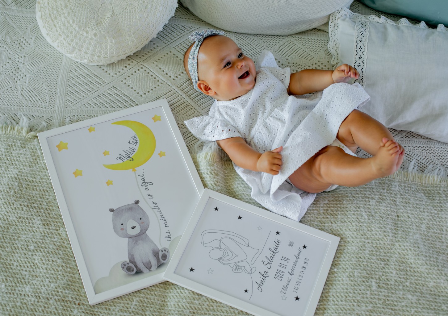 Iliustruotas naujagimio metrikas ir plakatas