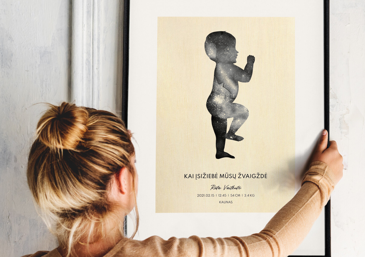 Personalizuotas ir įrėmintas kūdikio gimimo metrikas ant medžio