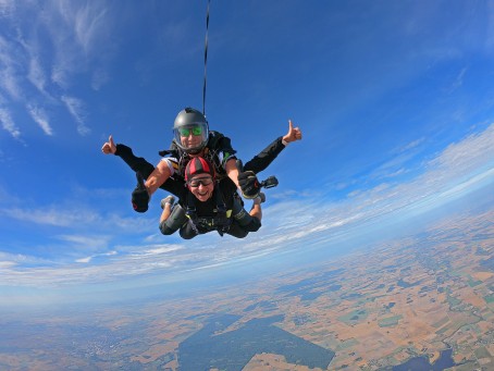 Šuolis dviviečiu parašiutu su instruktoriumi Marijampolėje