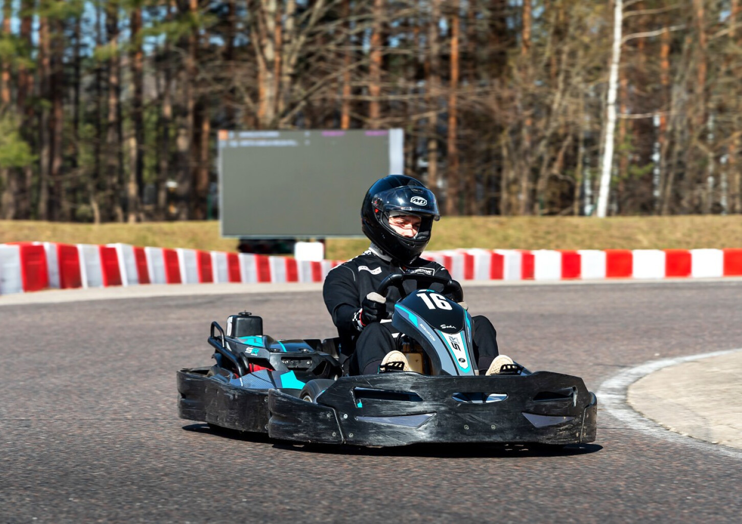 Vaikiškas pasivažinėjimas kartingu „Plytinės“ kartodrome Vilniuje