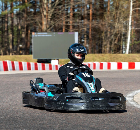 Vaikiškas pasivažinėjimas kartingu „Plytinės“ kartodrome Vilniuje