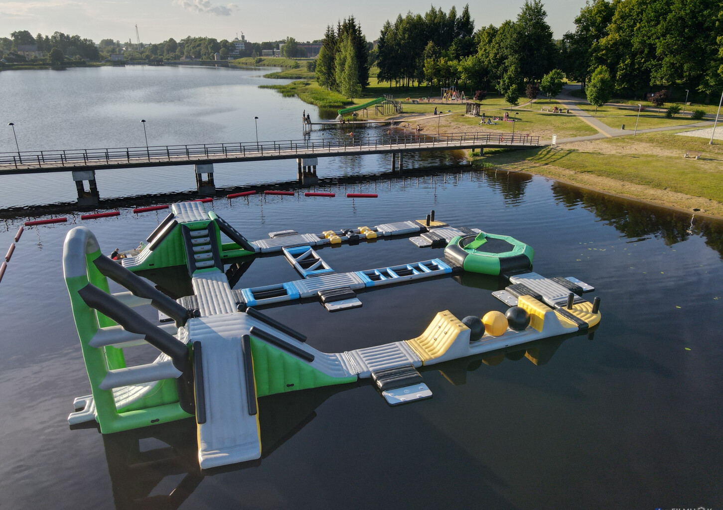 Apsilankymas vandens batutų parke WakeInk keturiems