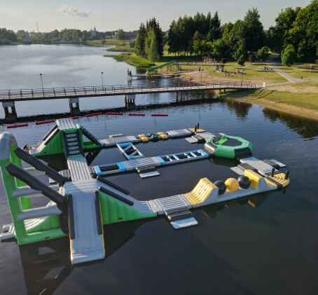Apsilankymas vandens batutų parke WakeInk keturiems