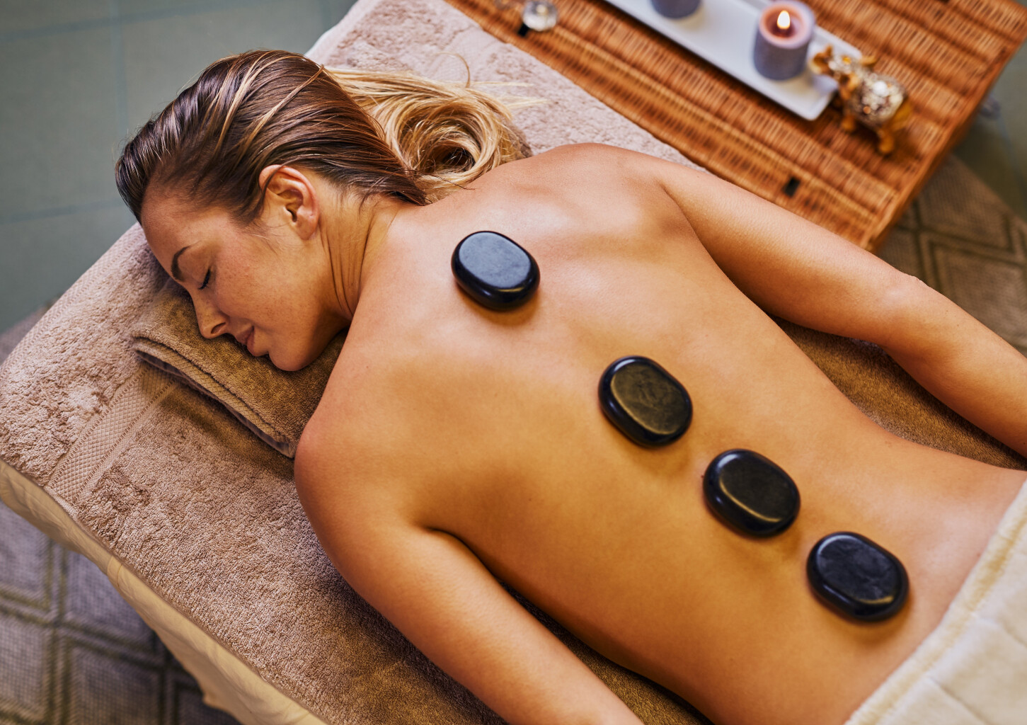 Masažas su karštais lavos akmenimis