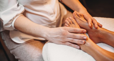 Refleksoterapinis pėdų masažas studijoje „Pasilepink“ 