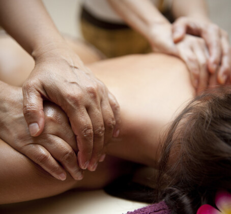 Keturių rankų viso kūno masažas sveikatingumo centre „Aronija“