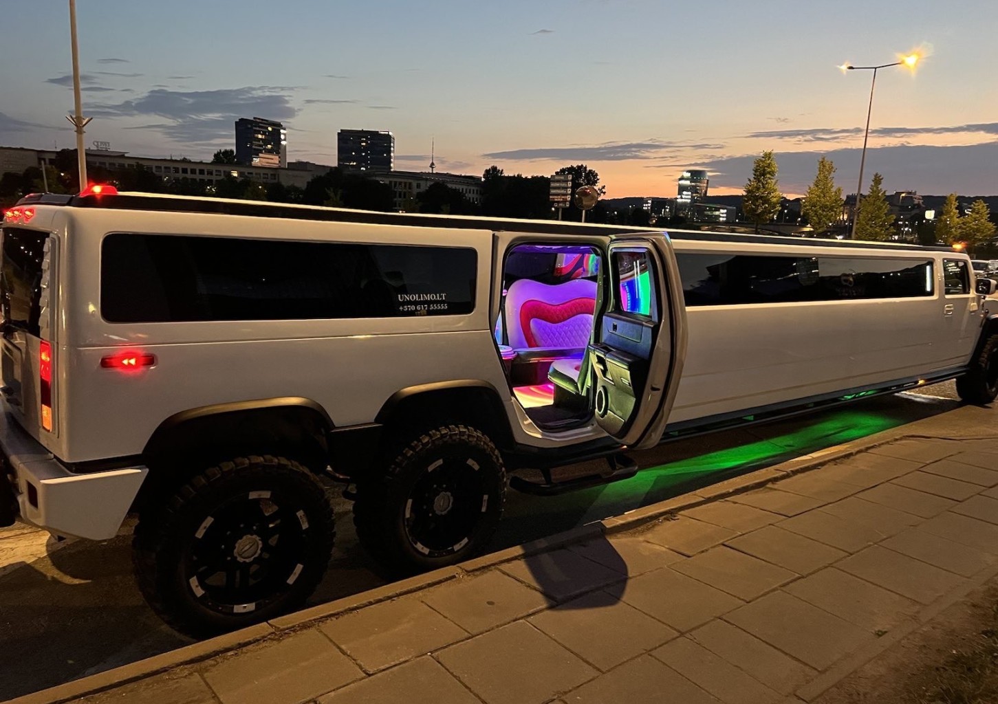 2 val. pasivažinėjimas „Hummer H2“ limuzinu ir šampanas