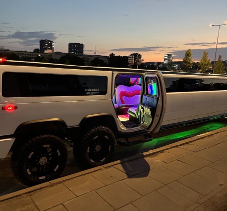 2 val. pasivažinėjimas „Hummer H2“ limuzinu ir šampanas