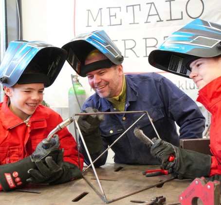 Eksperimentuokite ir kurkite su „Atviromis metalo dirbtuvėmis“