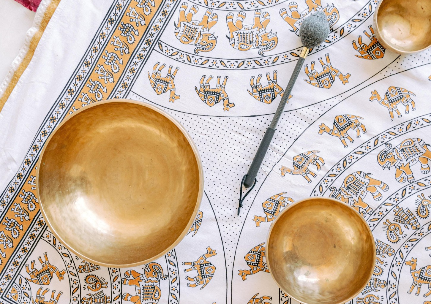 Atpalaiduojantis masažas dainuojančiais tibeto dubenimis