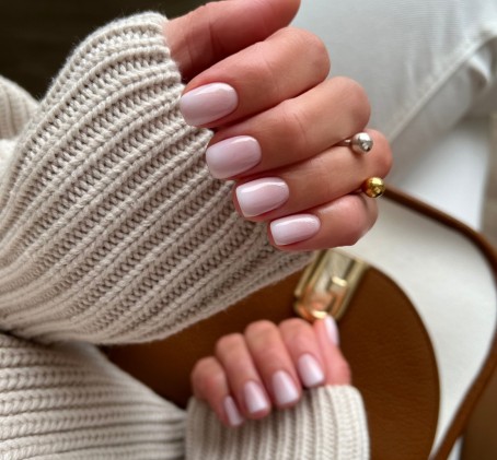 Manikiūras su ilgalaikiu lakavimu ir rankų masažu „Aksominės rankos“