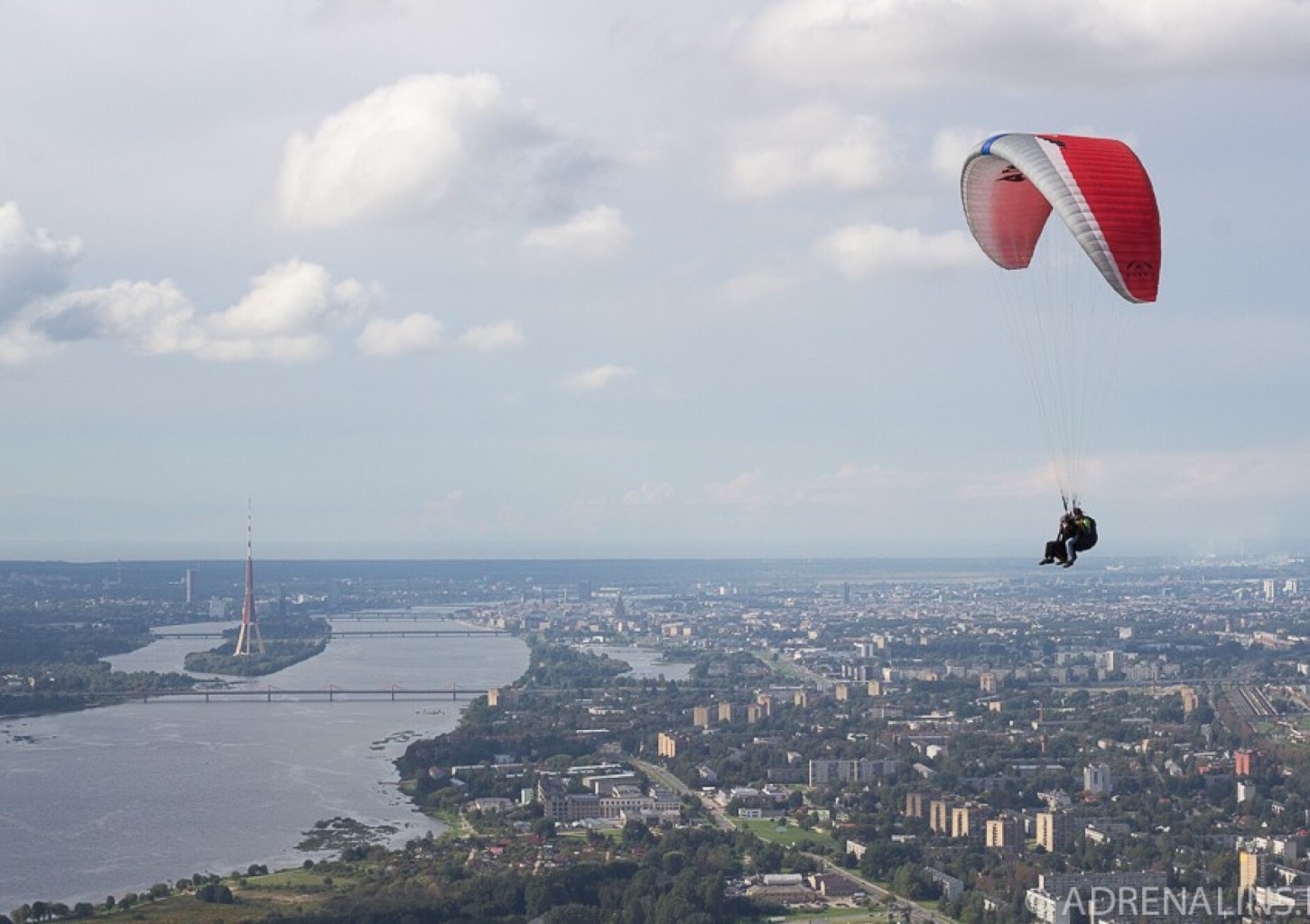 Tandeminis skrydis parasparniu Latvijoje su instruktoriumi + VIDEO 