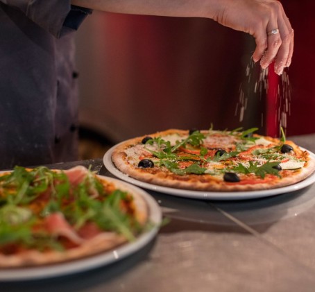 Dvi 42 cm. dydžio picos ir du gaivieji gėrimai „Trolių pica“