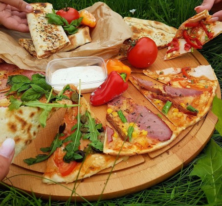 Šeimyninė pica ir du gėrimai „Trolių picerijoje“