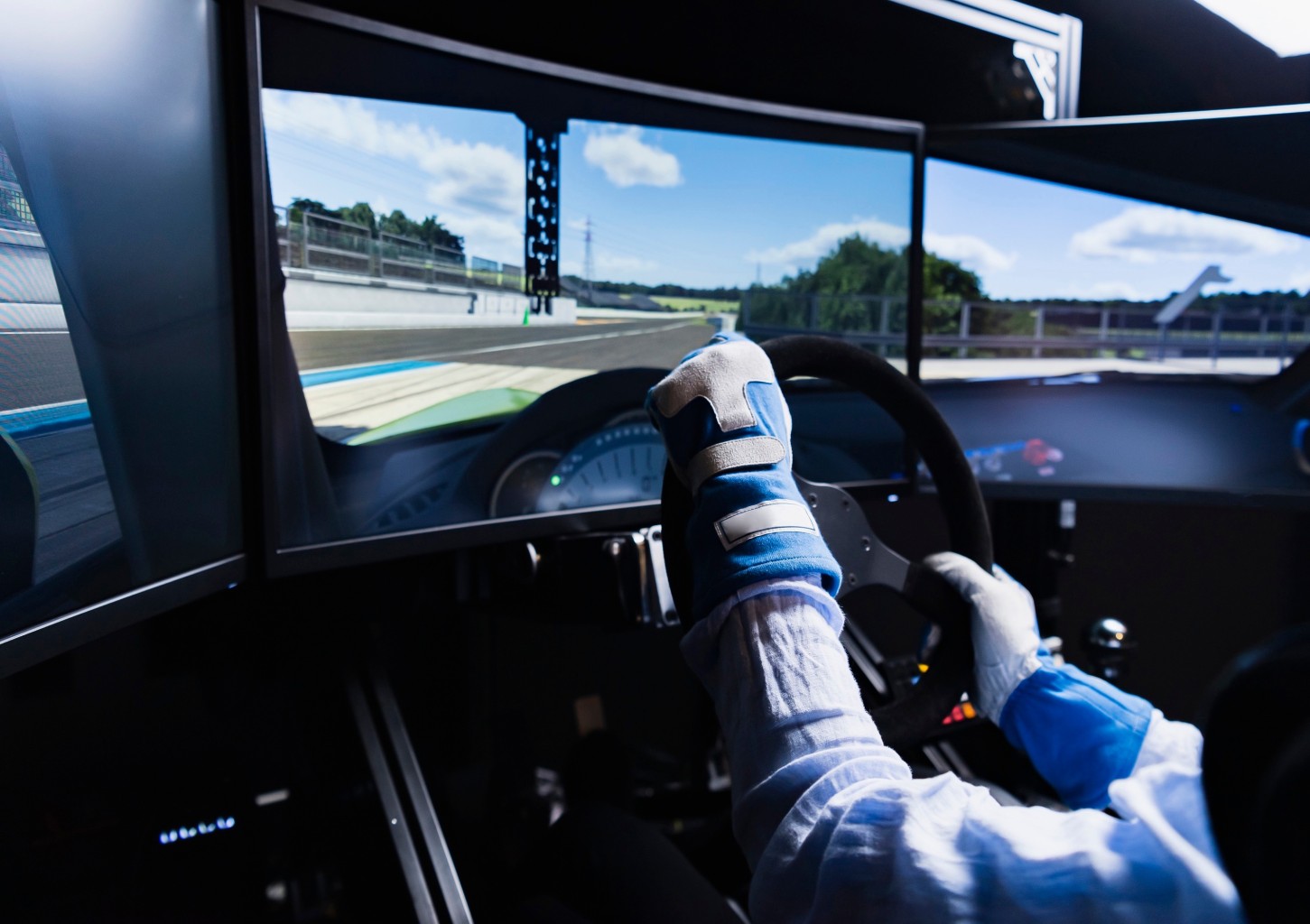 2 valandos su treneriu lenktynių simuliatoriuje „OBS Simuliatoriai“