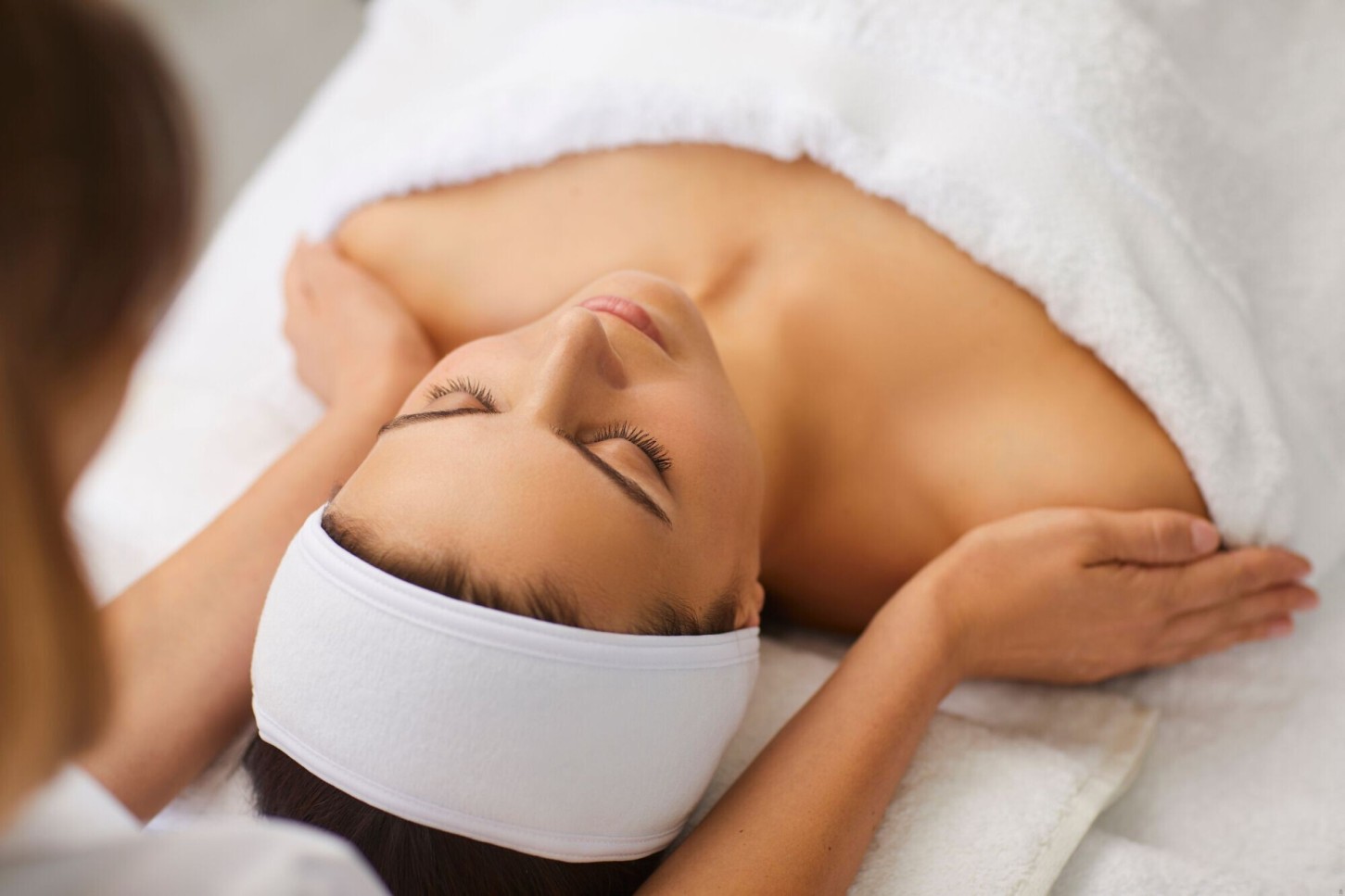 Aromatinis uogų masažas veidui, kaklui, dekoltė zonai Latvijoje