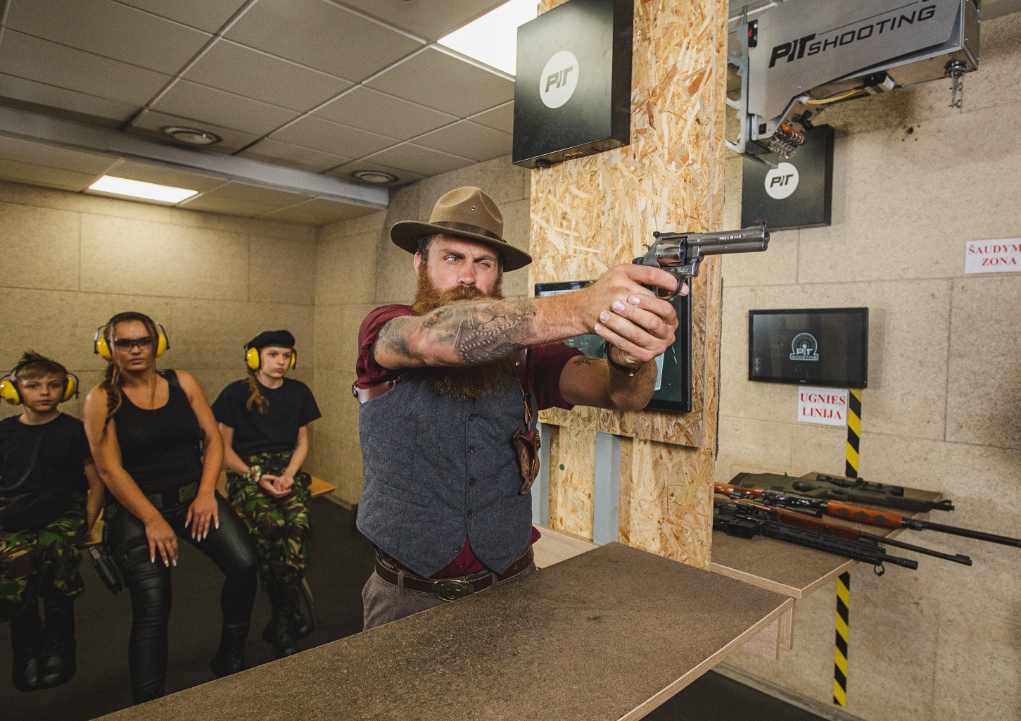 Šaudymas 4 pasirinktais koviniais ginklais