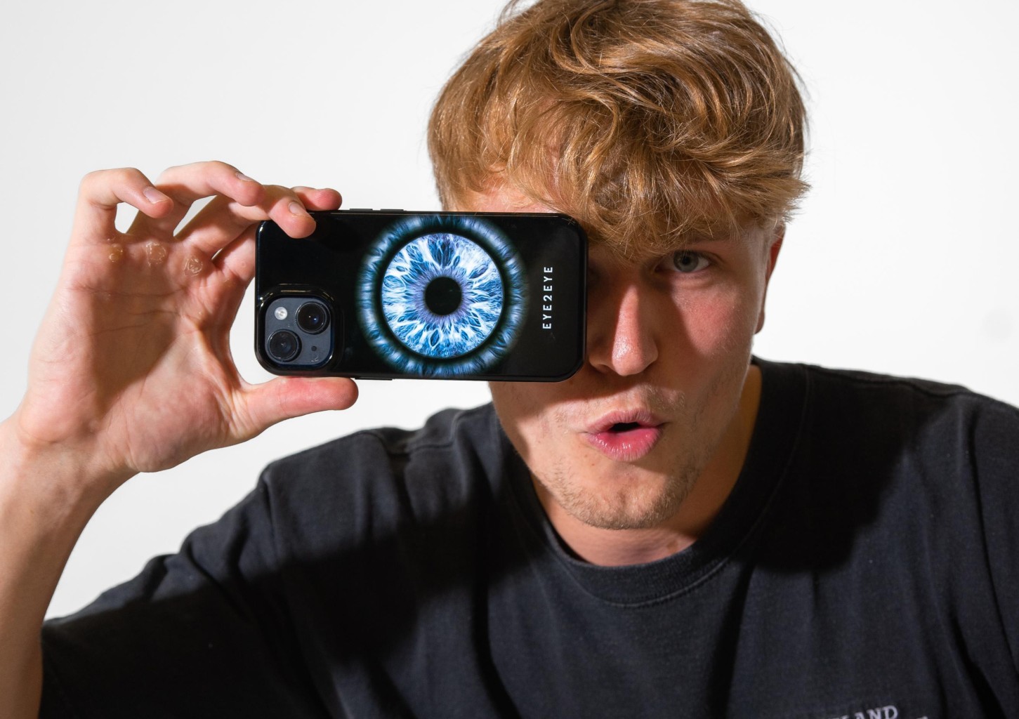 Skaitmeninė akies rainelės nuotrauka ant telefono dėkliuko