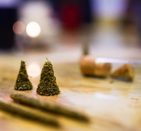 Smilkalų gamyba iš vaistažolių ir prieskonių